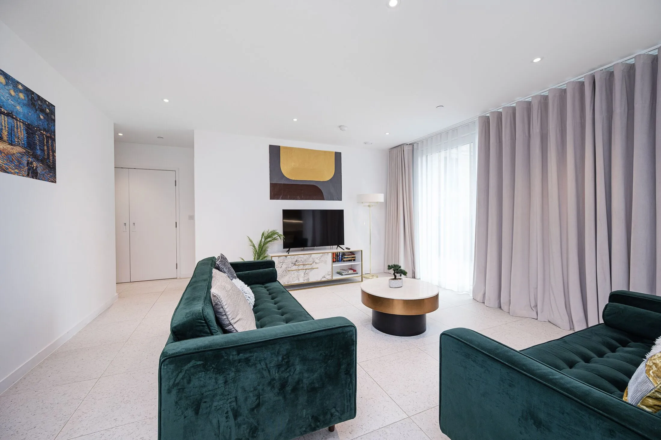 Flat Tapestry Way in Greater London