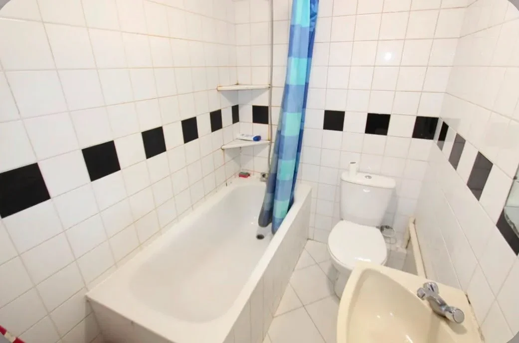 Room Friern Barnet Lane in Greater London