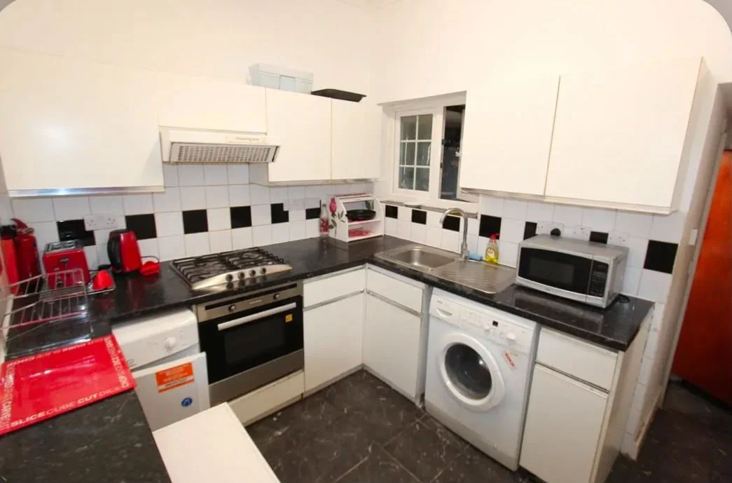 Room Friern Barnet Lane in Greater London