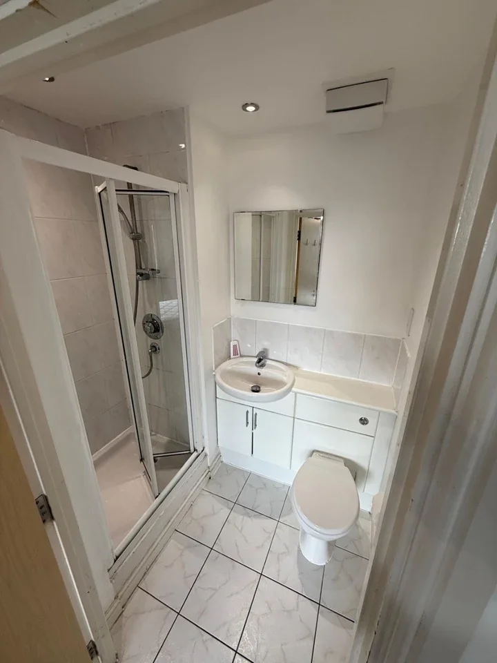 Flat Prince Regent Road in Greater London