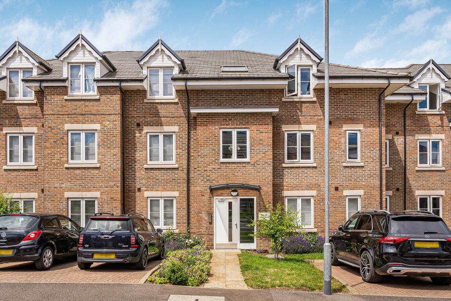 Flat Neville Close in St Albans