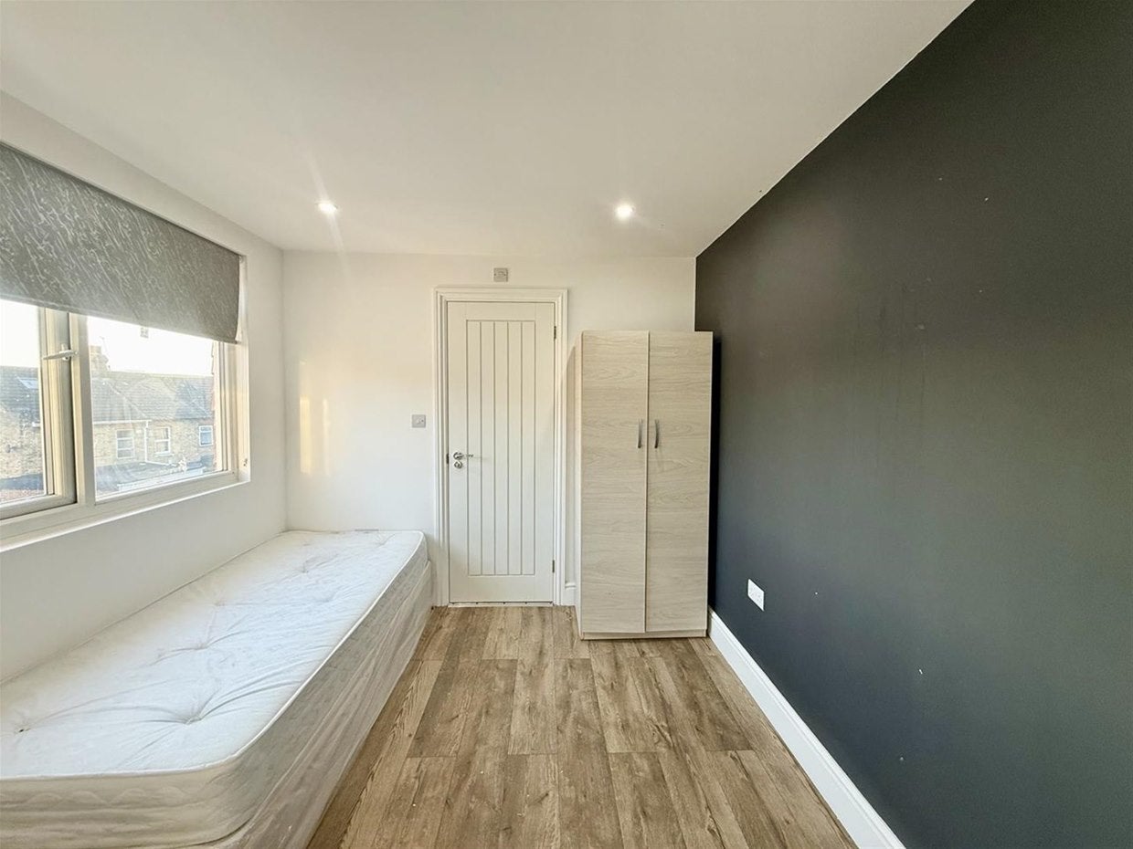 Room Northcote Avenue in London