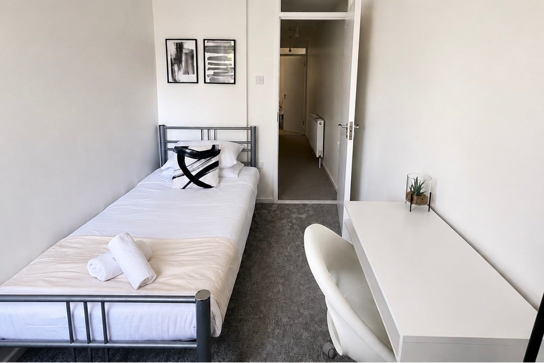 Room Goldsdown Road in Greater London