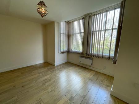 Flat Clarendon Park Road in Leicester