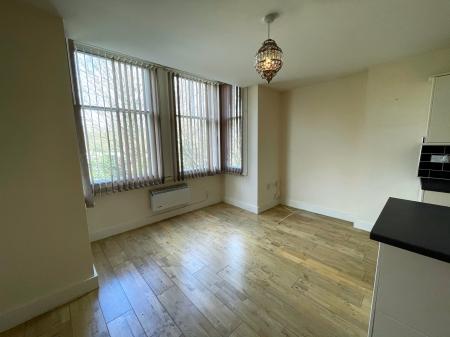 Flat Clarendon Park Road in Leicester
