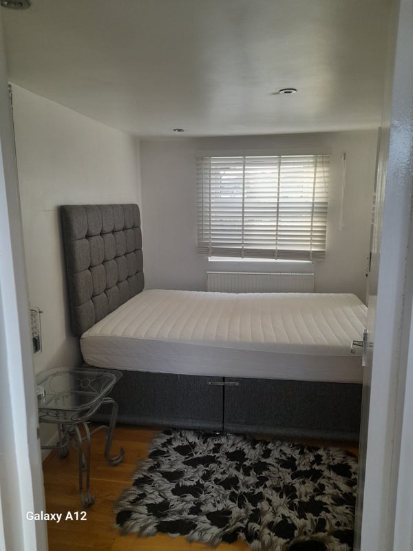 Room Myrtledene Road in Greater London