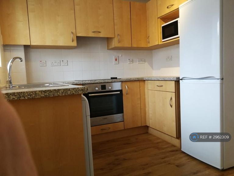 Flat Denbridge Road in Greater London