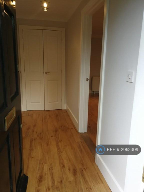 Flat Denbridge Road in Greater London