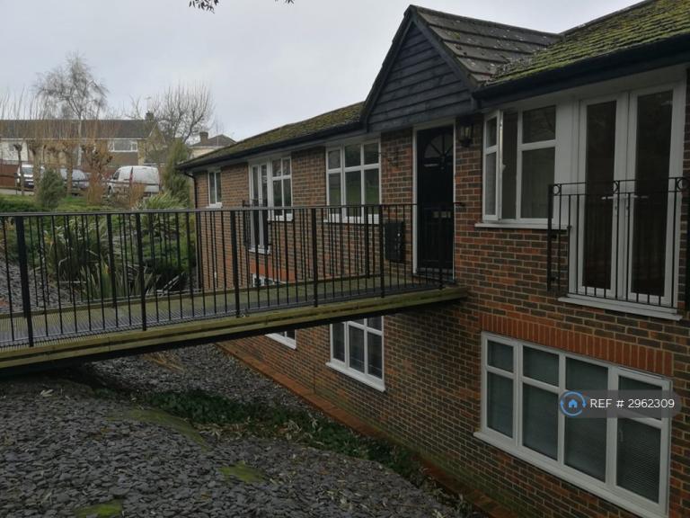 Flat Denbridge Road in Greater London