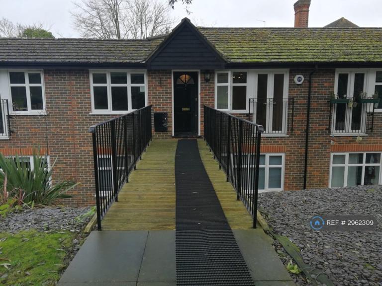 Flat Denbridge Road in Greater London