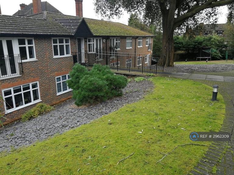 Flat Denbridge Road in Greater London
