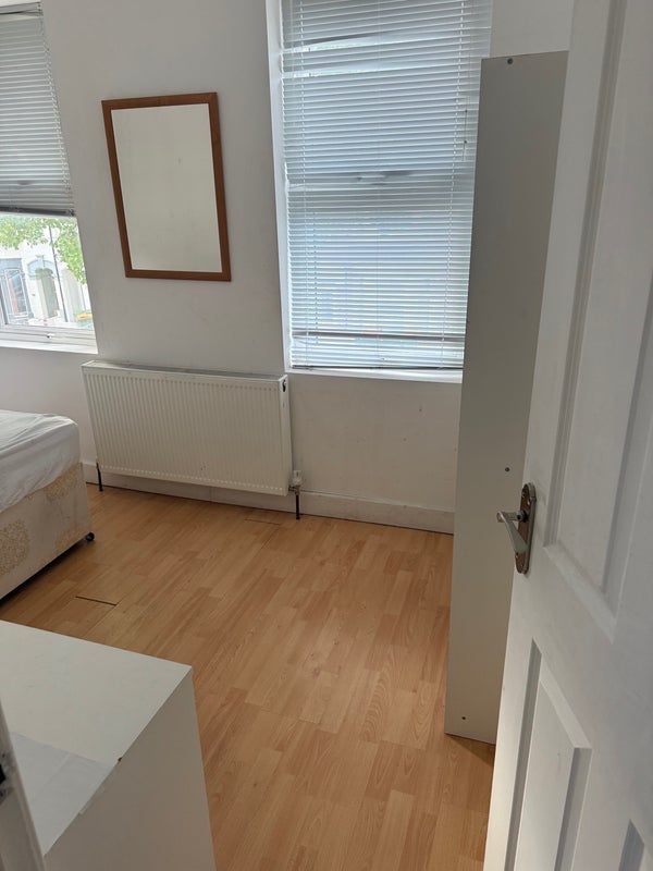 Room Harcourt Road in Greater London