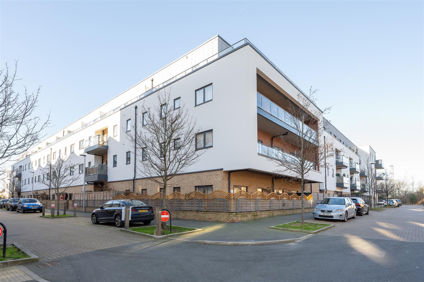 Flat Thornbury Way in Greater London
