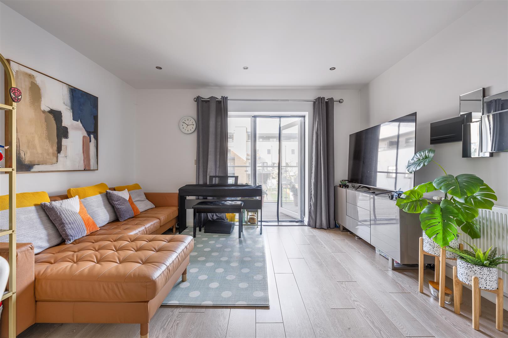 Flat Thornbury Way in Greater London