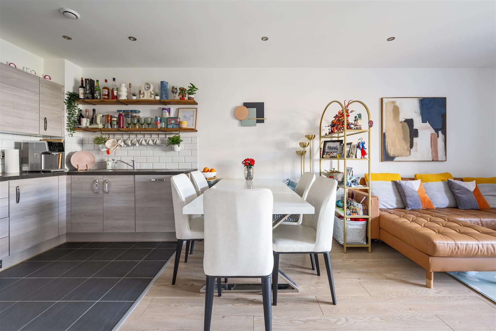 Flat Thornbury Way in Greater London