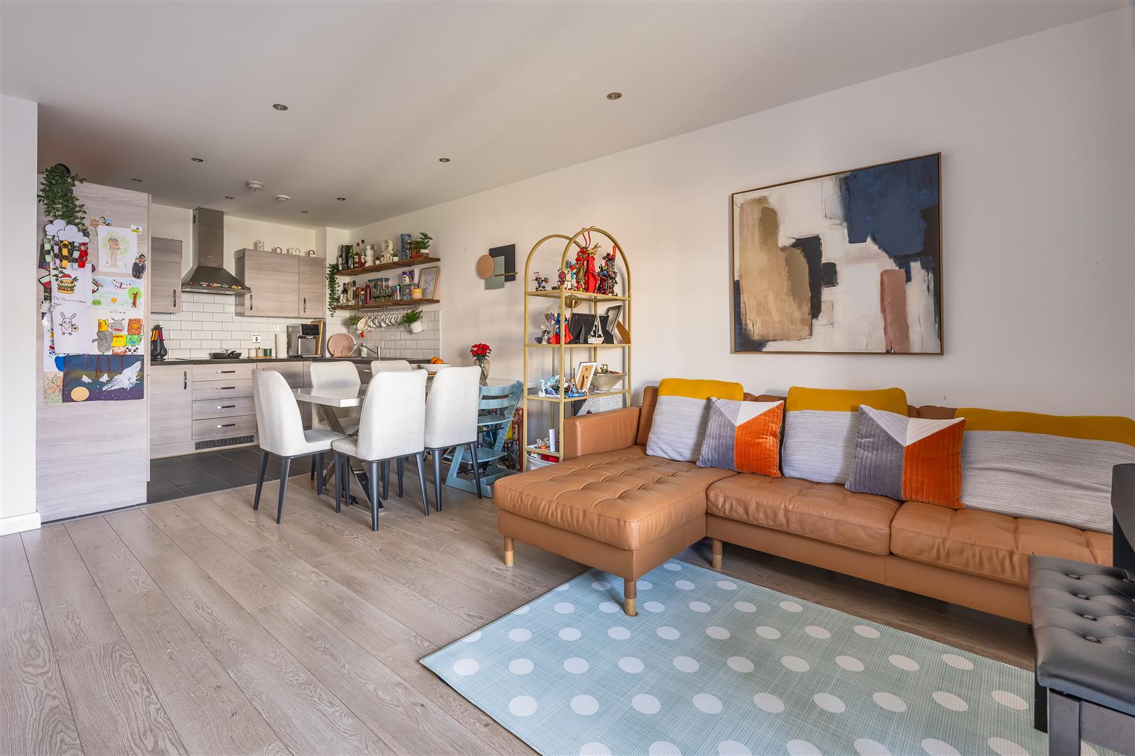 Flat Thornbury Way in Greater London