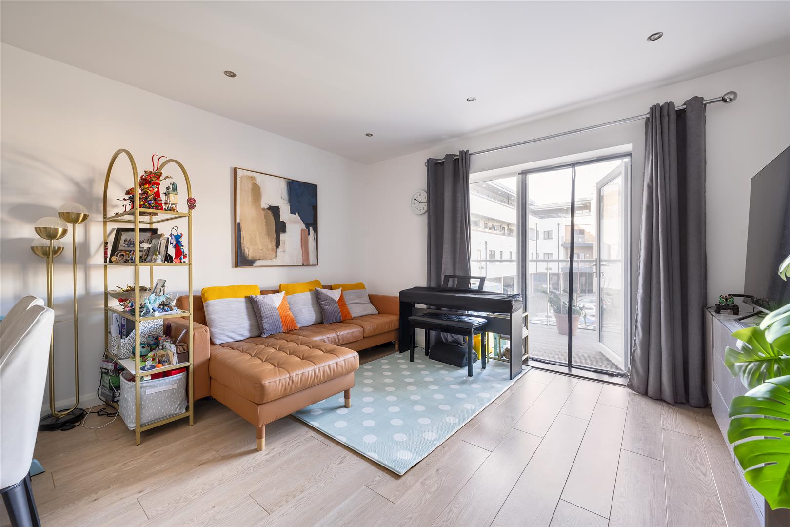 Flat Thornbury Way in Greater London