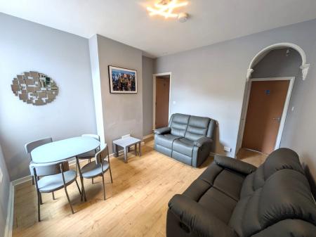 Flat Thistleberry Avenue in Newcastle-under-Lyme