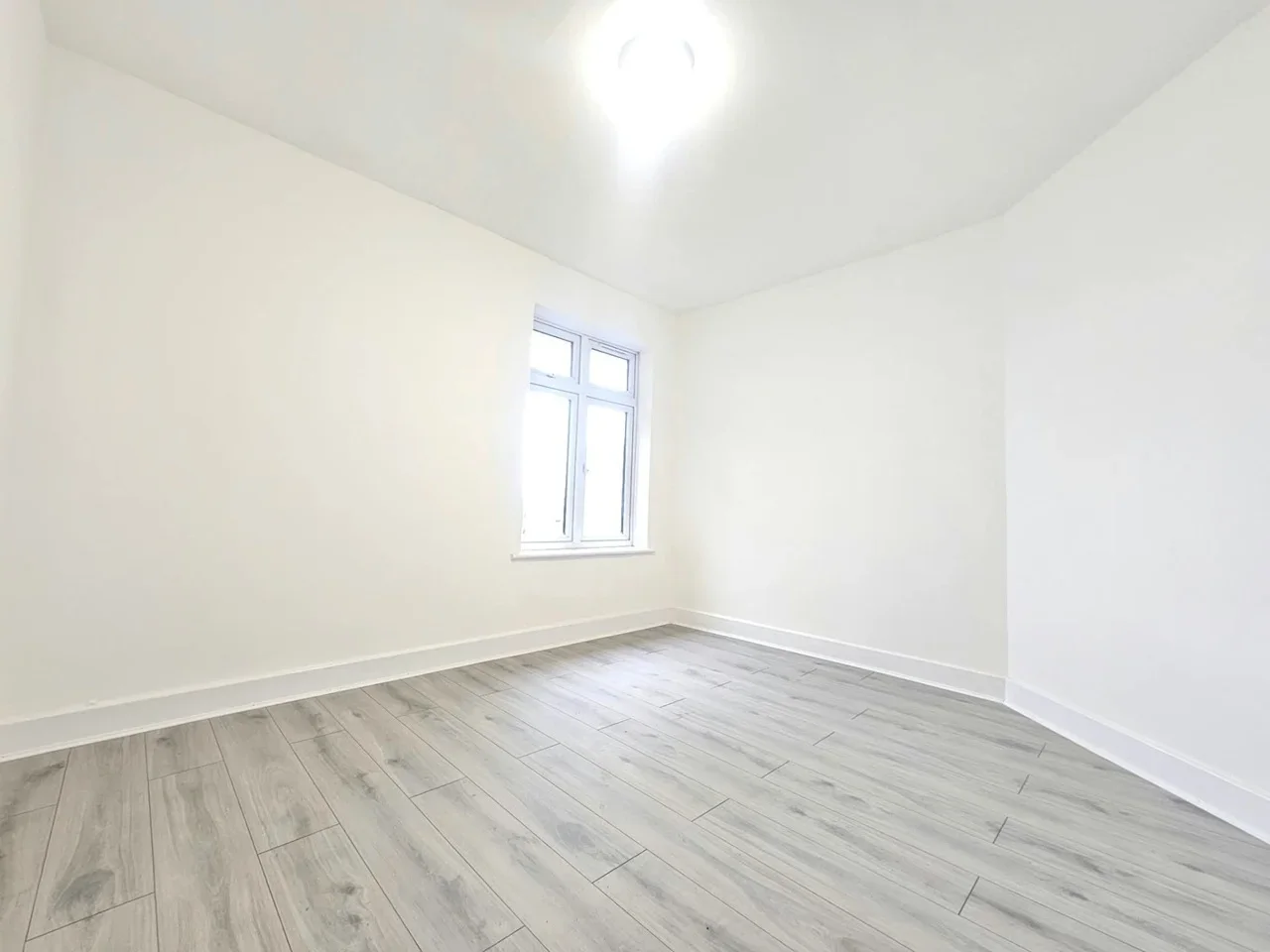 Flat Porters Avenue in Greater London