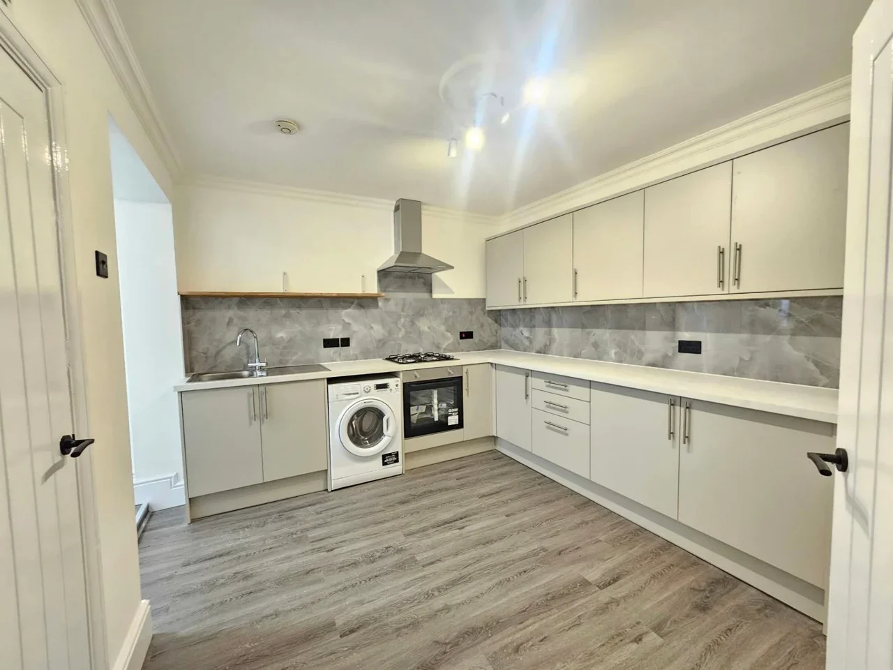 Flat Porters Avenue in Greater London