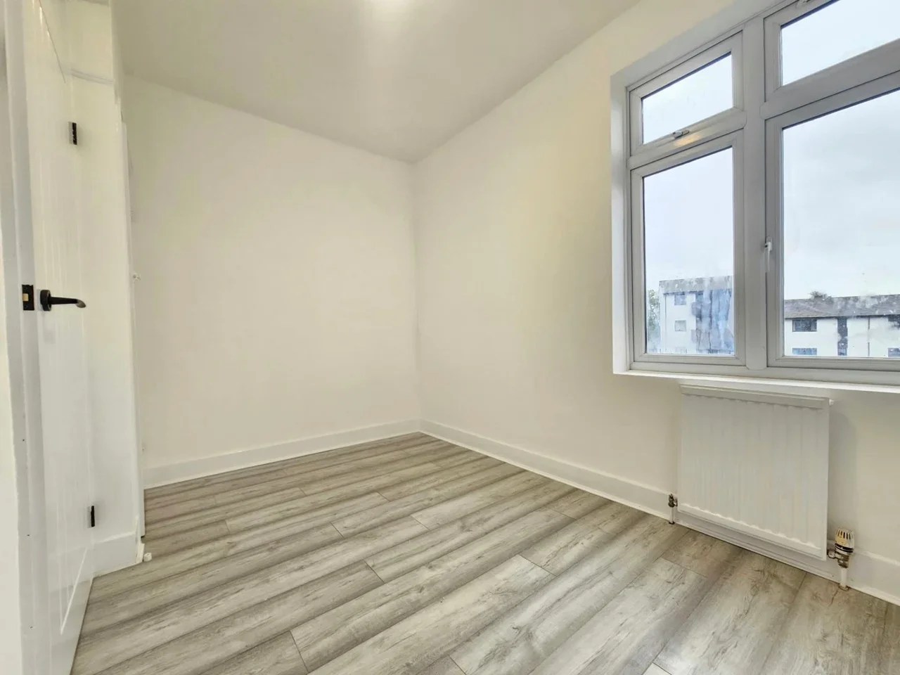 Flat Porters Avenue in Greater London