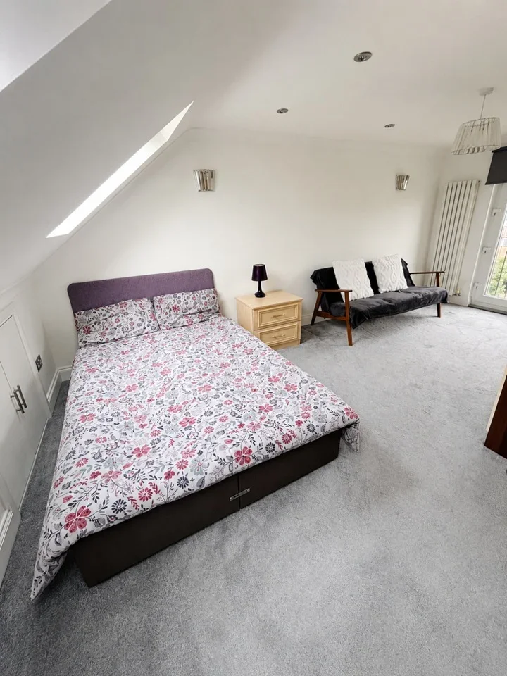 Room Ennismore Avenue in Greater London