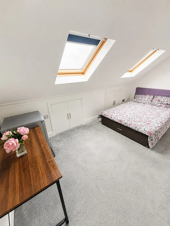 Room Ennismore Avenue in Greater London