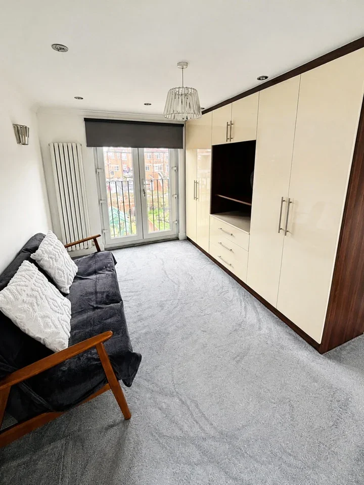 Room Ennismore Avenue in Greater London