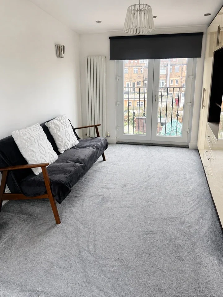 Room Ennismore Avenue in Greater London