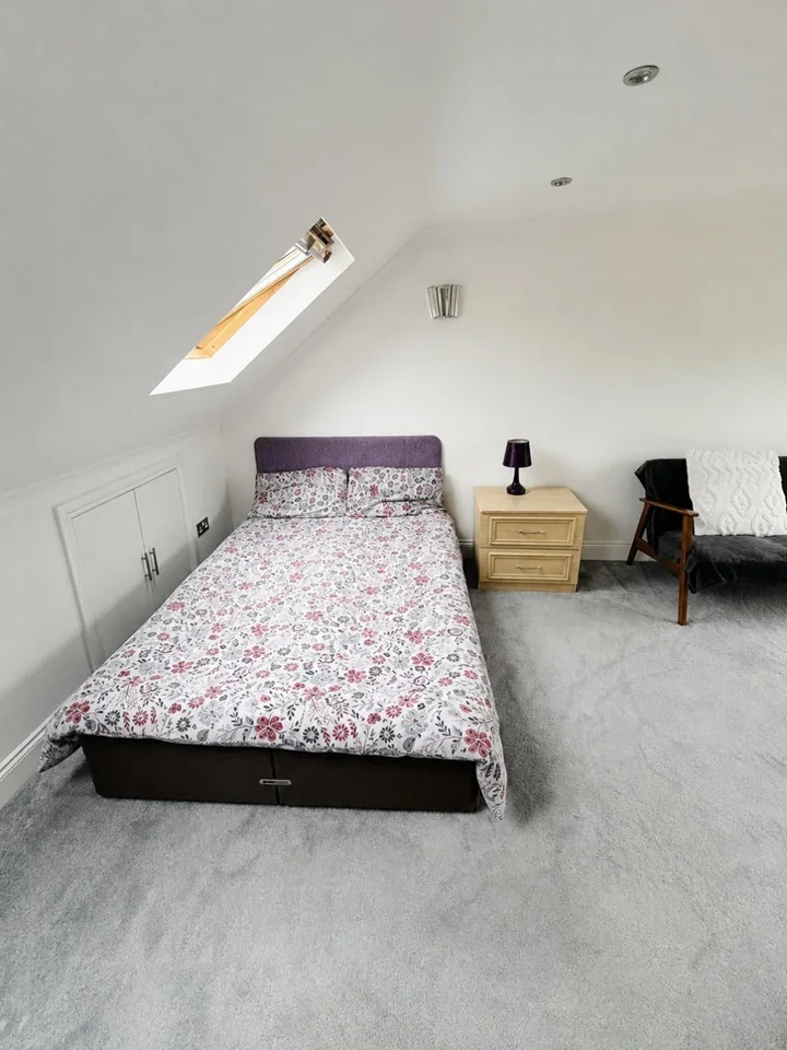 Room Ennismore Avenue in Greater London