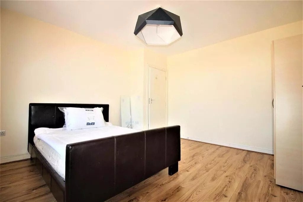 Flat Hoe Street in Greater London