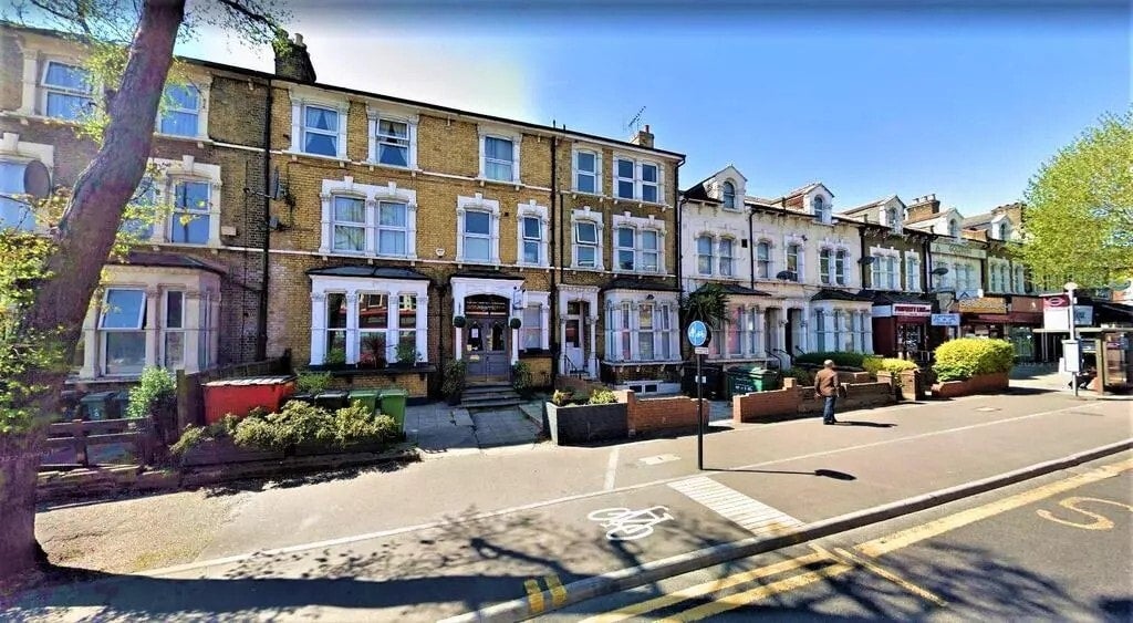 Flat Hoe Street in Greater London