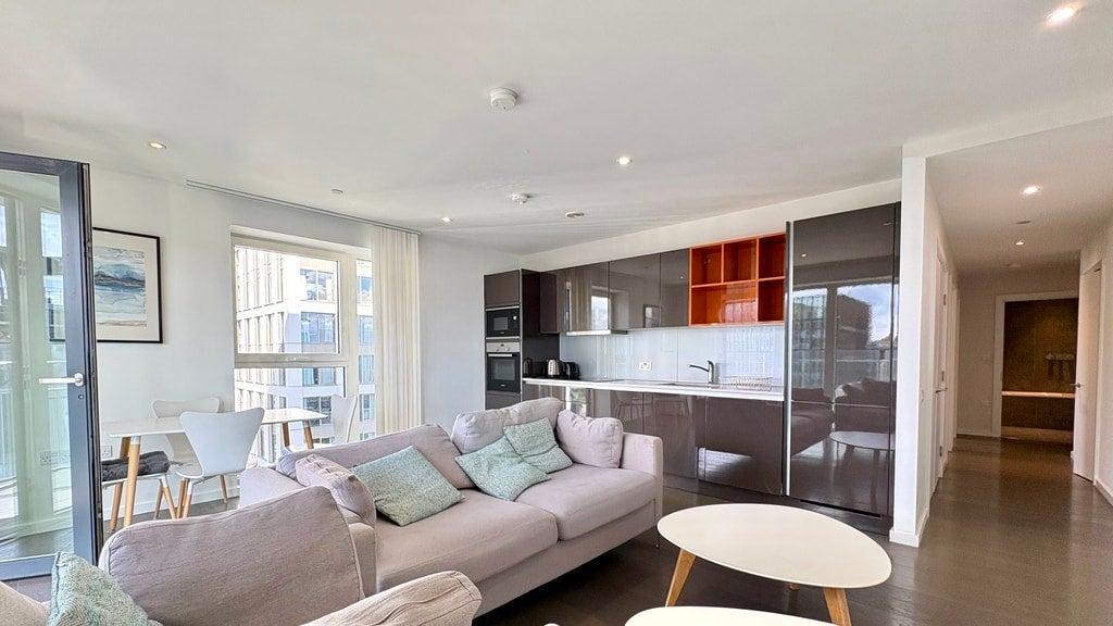 Flat Westfield Avenue in Greater London