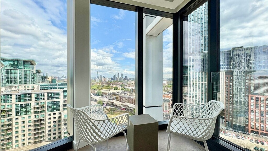 Flat Nine Elms Lane in Greater London