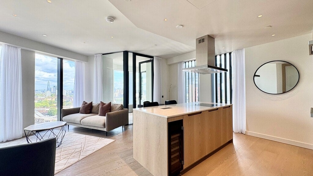 Flat Nine Elms Lane in Greater London