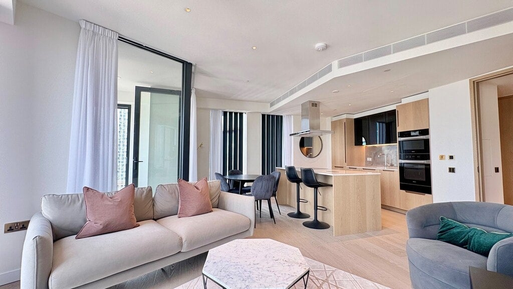 Flat Nine Elms Lane in Greater London