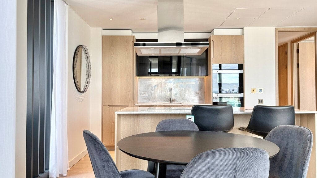 Flat Nine Elms Lane in Greater London