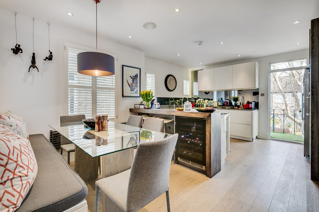 Flat Oxford Avenue in Greater London