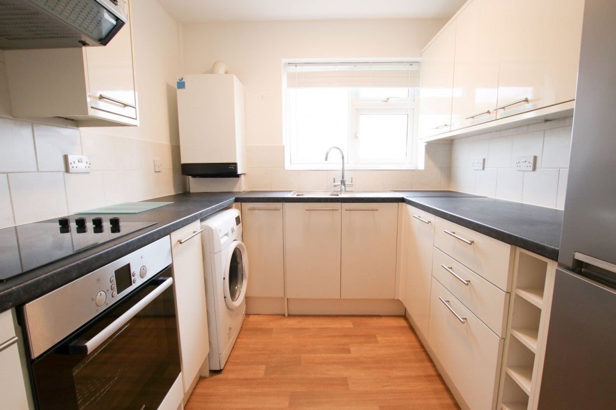 Flat Fairlawnes in Greater London
