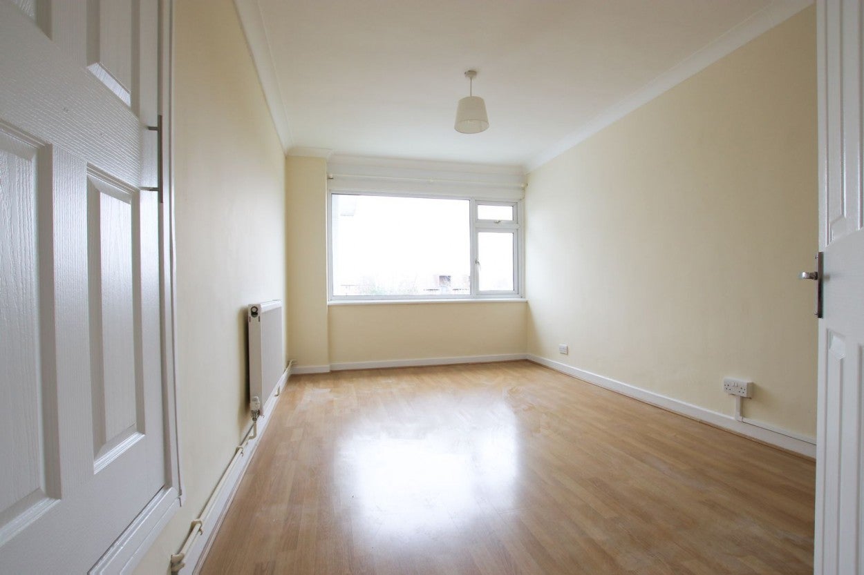 Flat Fairlawnes in Greater London