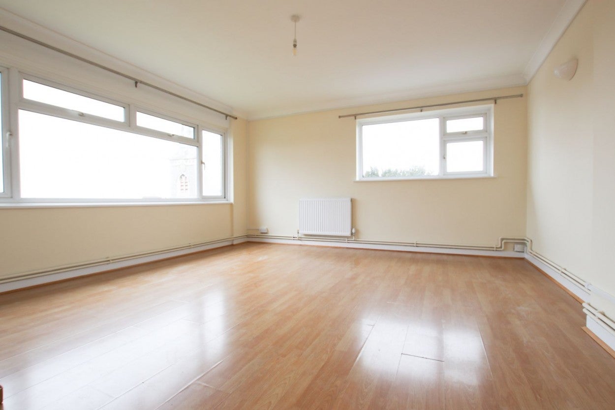 Flat Fairlawnes in Greater London