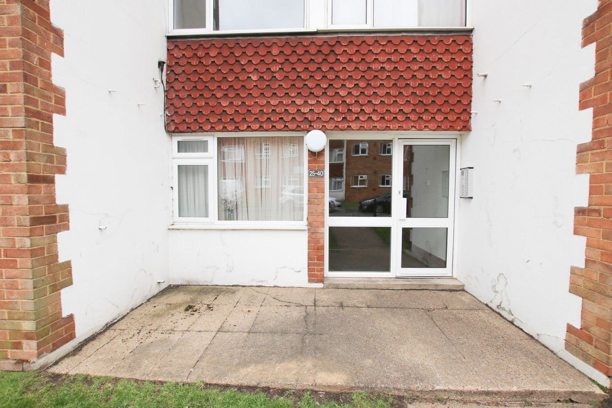 Flat Fairlawnes in Greater London
