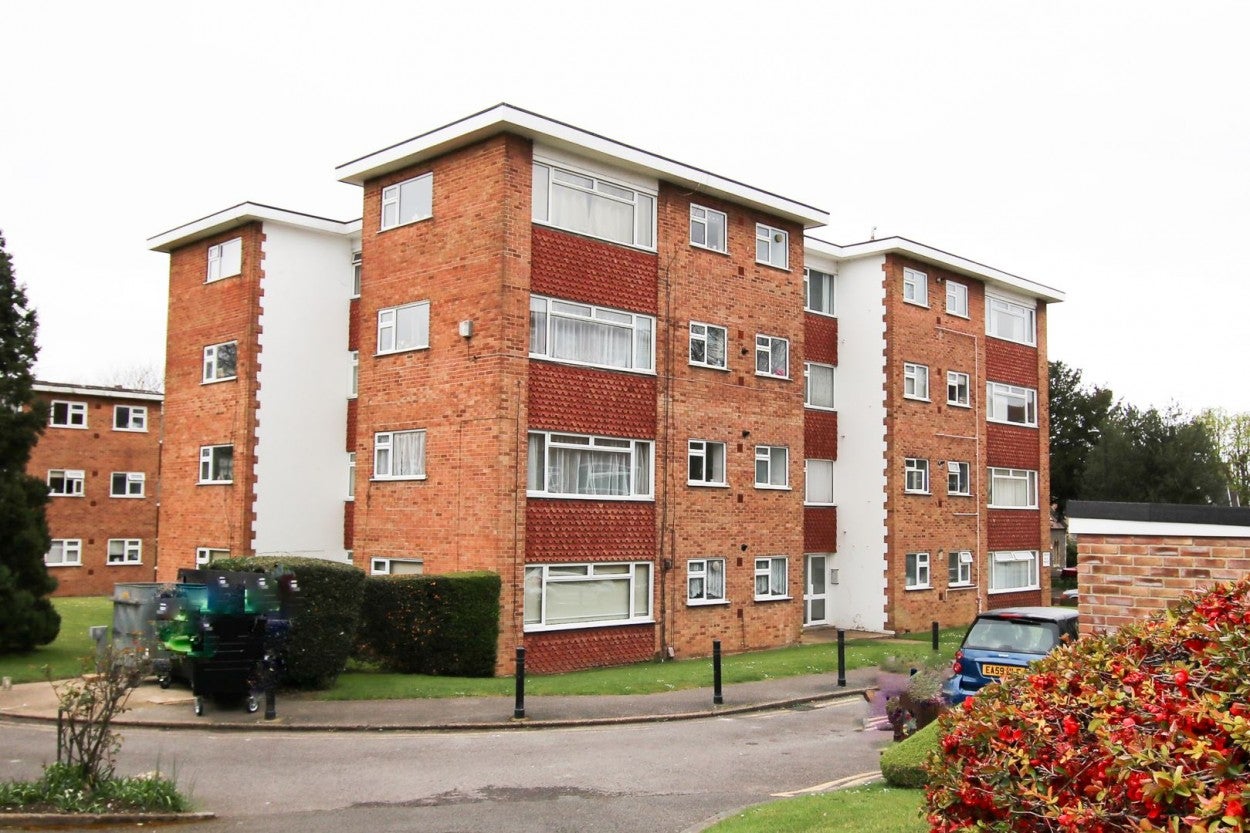Flat Fairlawnes in Greater London