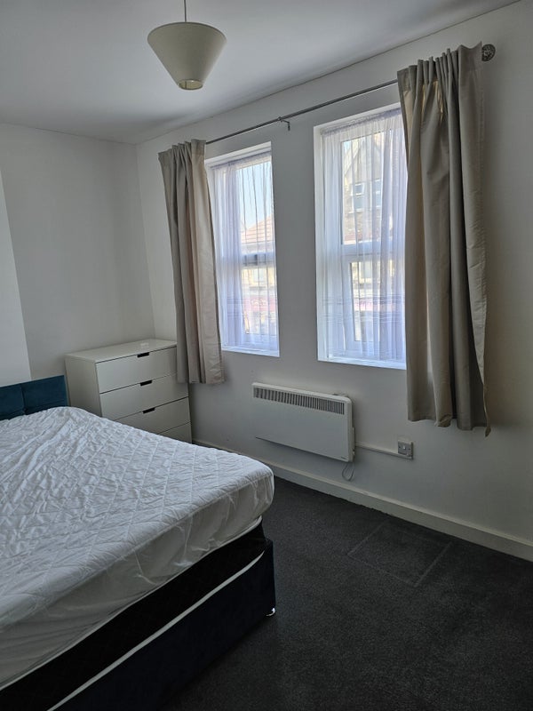 Room Ashley Road in Poole