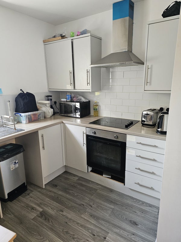 Room Ashley Road in Poole