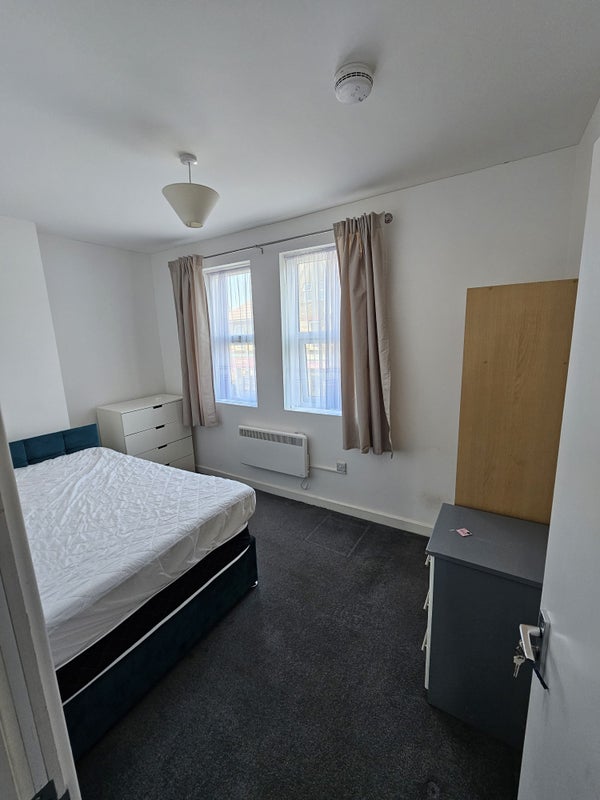 Room Ashley Road in Poole