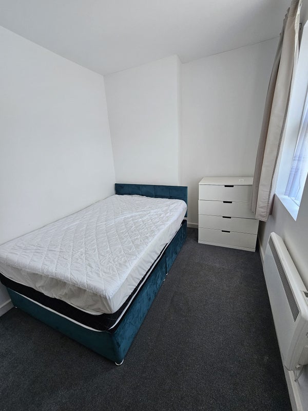 Room Ashley Road in Poole