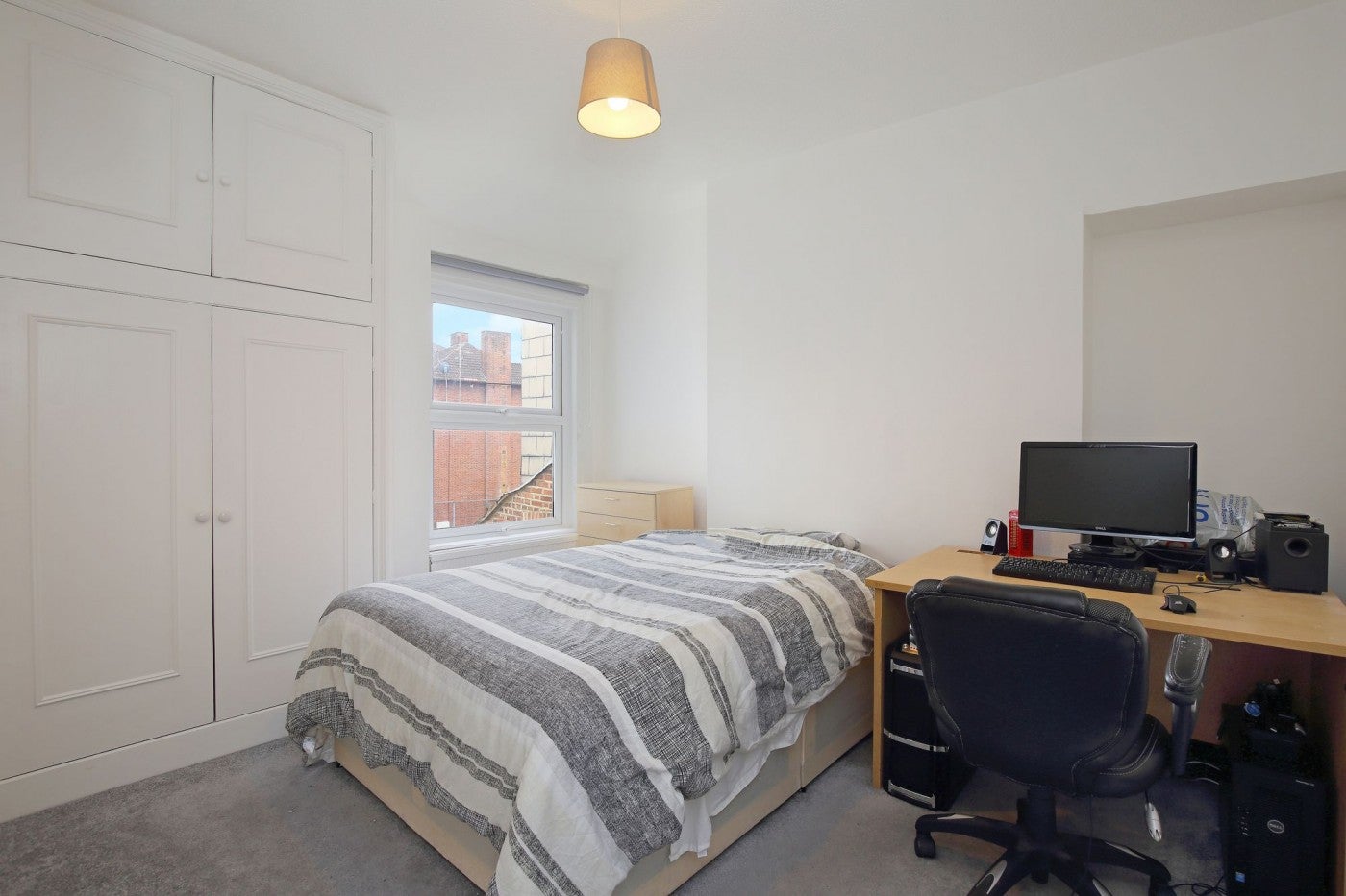 Flat Moray Road in Greater London