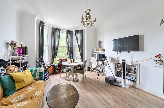 Flat Avington Grove in Greater London