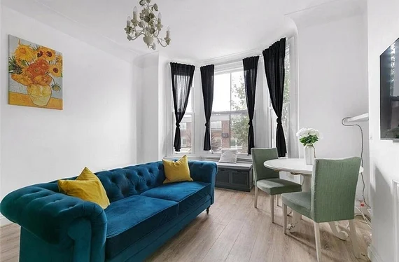 Flat Avington Grove in Greater London